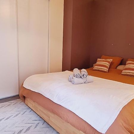 Appartement 2 Pieces Centre Ville Avec Parking Neauphle-le-Chateau Exterior photo