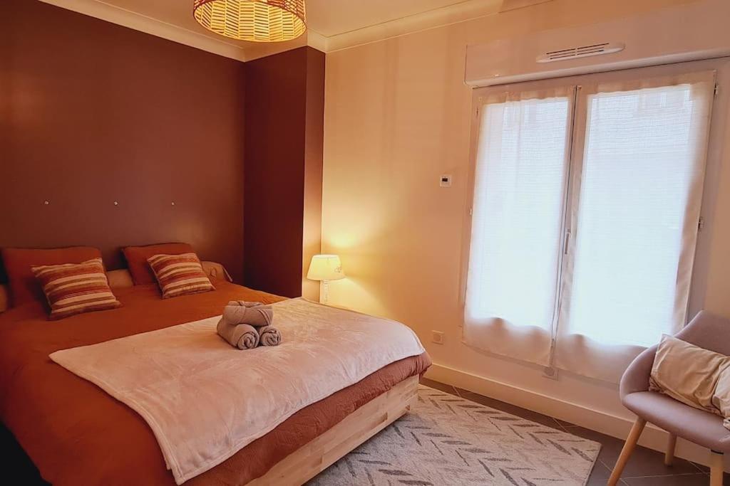 Appartement 2 Pieces Centre Ville Avec Parking Neauphle-le-Chateau Exterior photo
