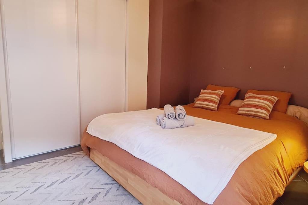 Appartement 2 Pieces Centre Ville Avec Parking Neauphle-le-Chateau Exterior photo